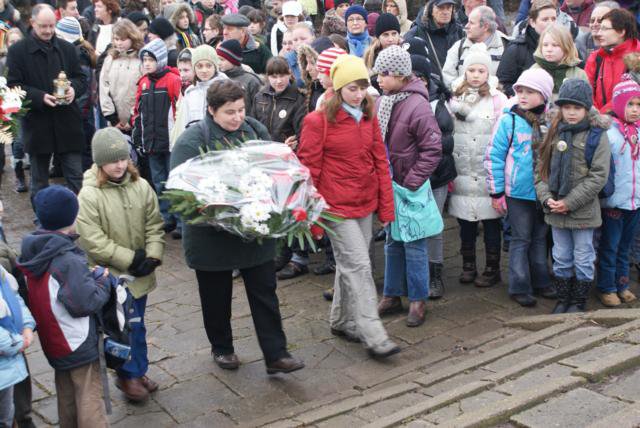 14. Składanie kwiatów pod pomnikiem w Fiszewie.jpg